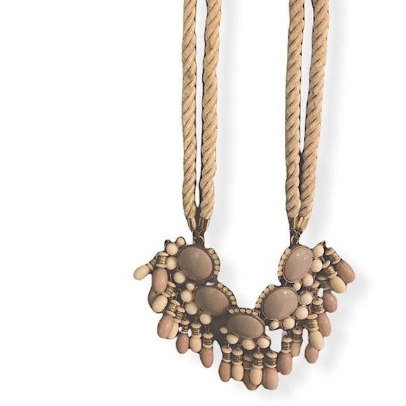 Cream Statement Neclace - Picture 2 of 3